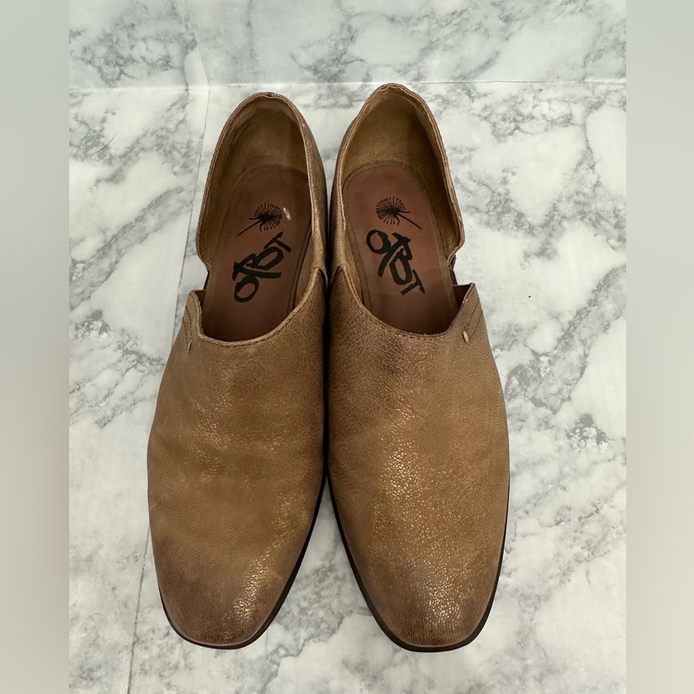 OTBT Coyote Loafers 7.5M Tan Gold‎ Metallic Leather D'Orsay Flats
